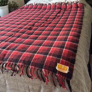 Montcalm Black&Red plaid 100% wool picnic-style throw/tassled blanket 56x63